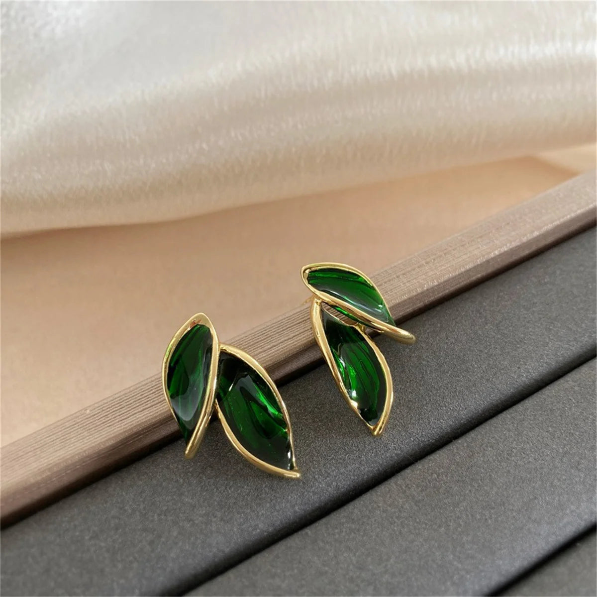 2024 New Arrival Trendy Summer Fresh Lovely Sweet Grey Leaf Dangle Earrings Blue And White Metal Leaf Earrings Women's Jewelry