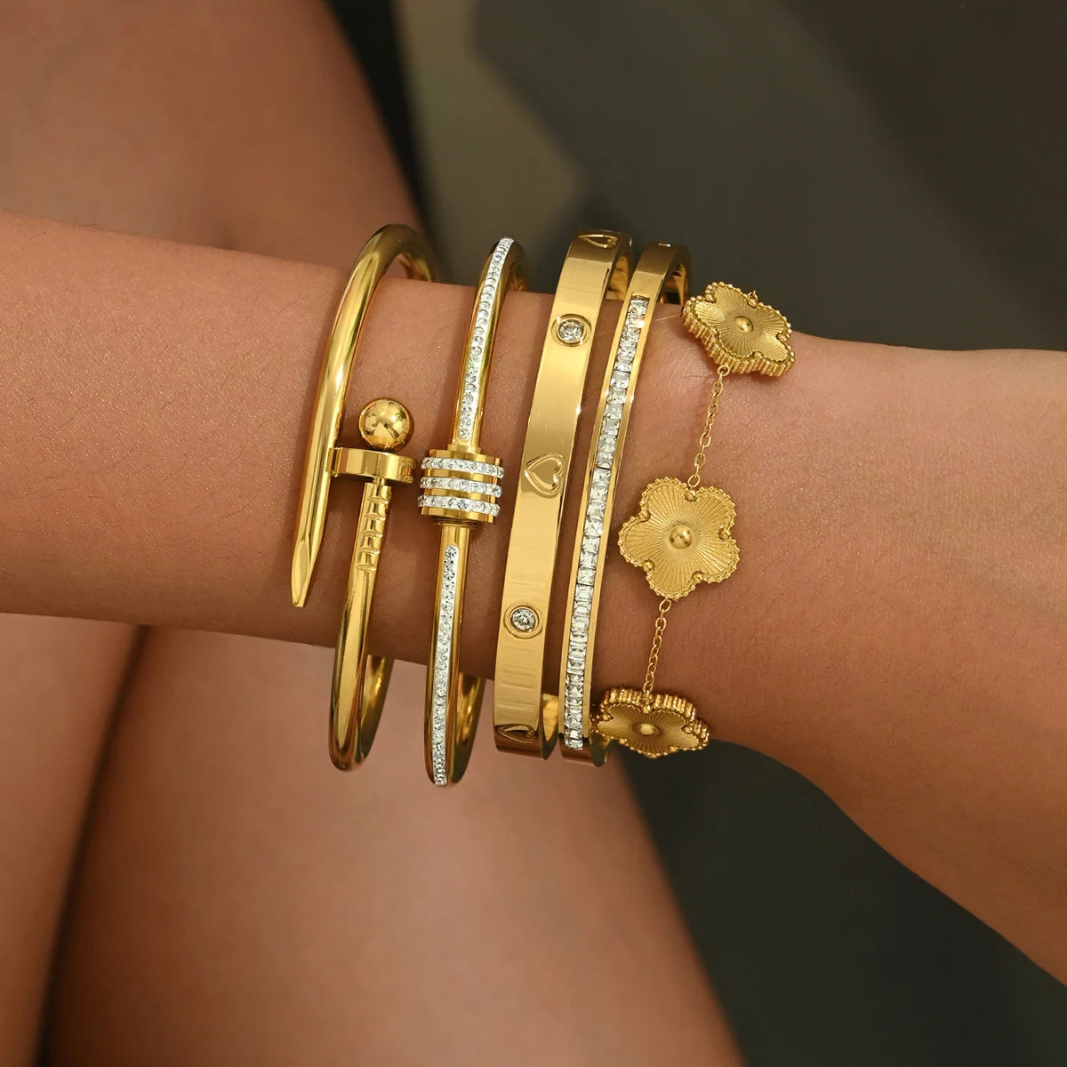 Europe And The United States Hot Stainless Steel Four-leaf Clover Lucky Bracelet Fashion Women's Nail Bracelet Gold Bangles