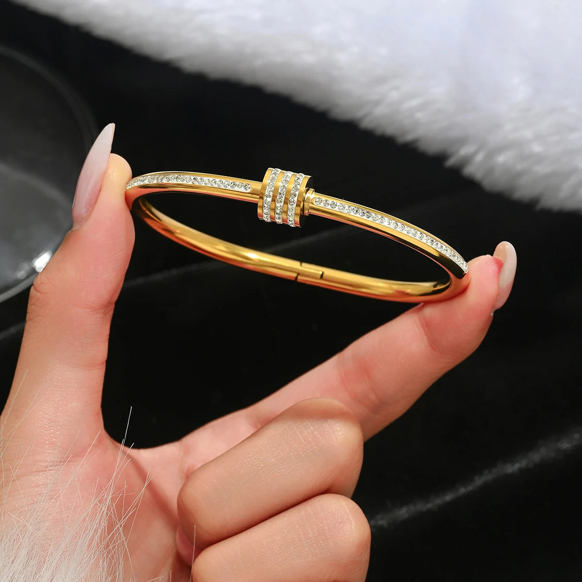 Europe And The United States Hot Stainless Steel Four-leaf Clover Lucky Bracelet Fashion Women's Nail Bracelet Gold Bangles