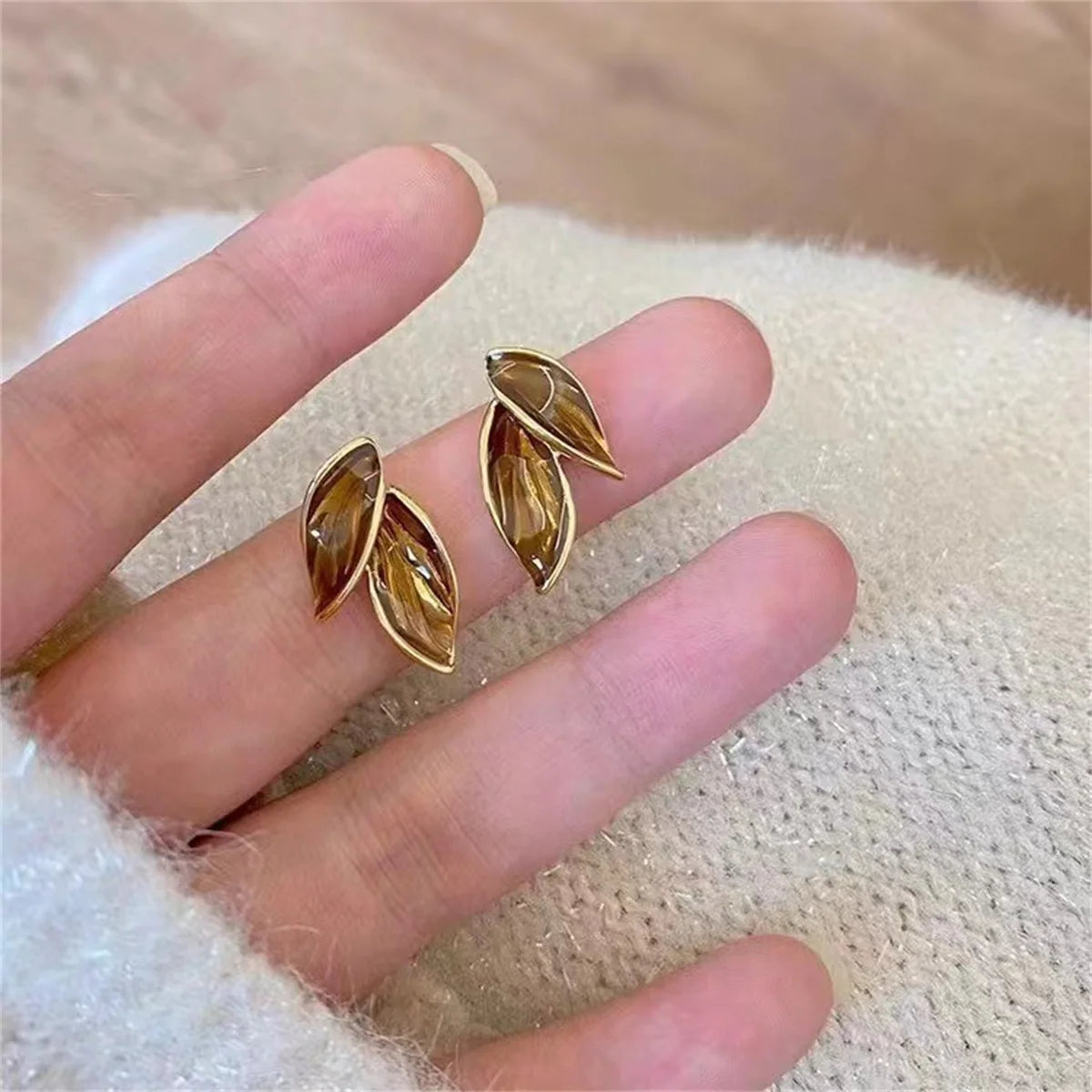 2024 New Arrival Trendy Summer Fresh Lovely Sweet Grey Leaf Dangle Earrings Blue And White Metal Leaf Earrings Women's Jewelry