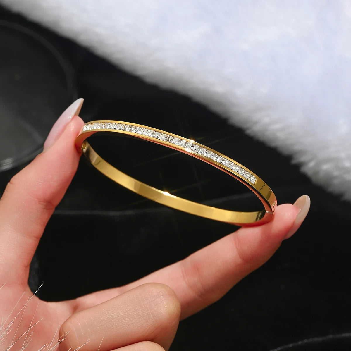 Europe And The United States Hot Stainless Steel Four-leaf Clover Lucky Bracelet Fashion Women's Nail Bracelet Gold Bangles