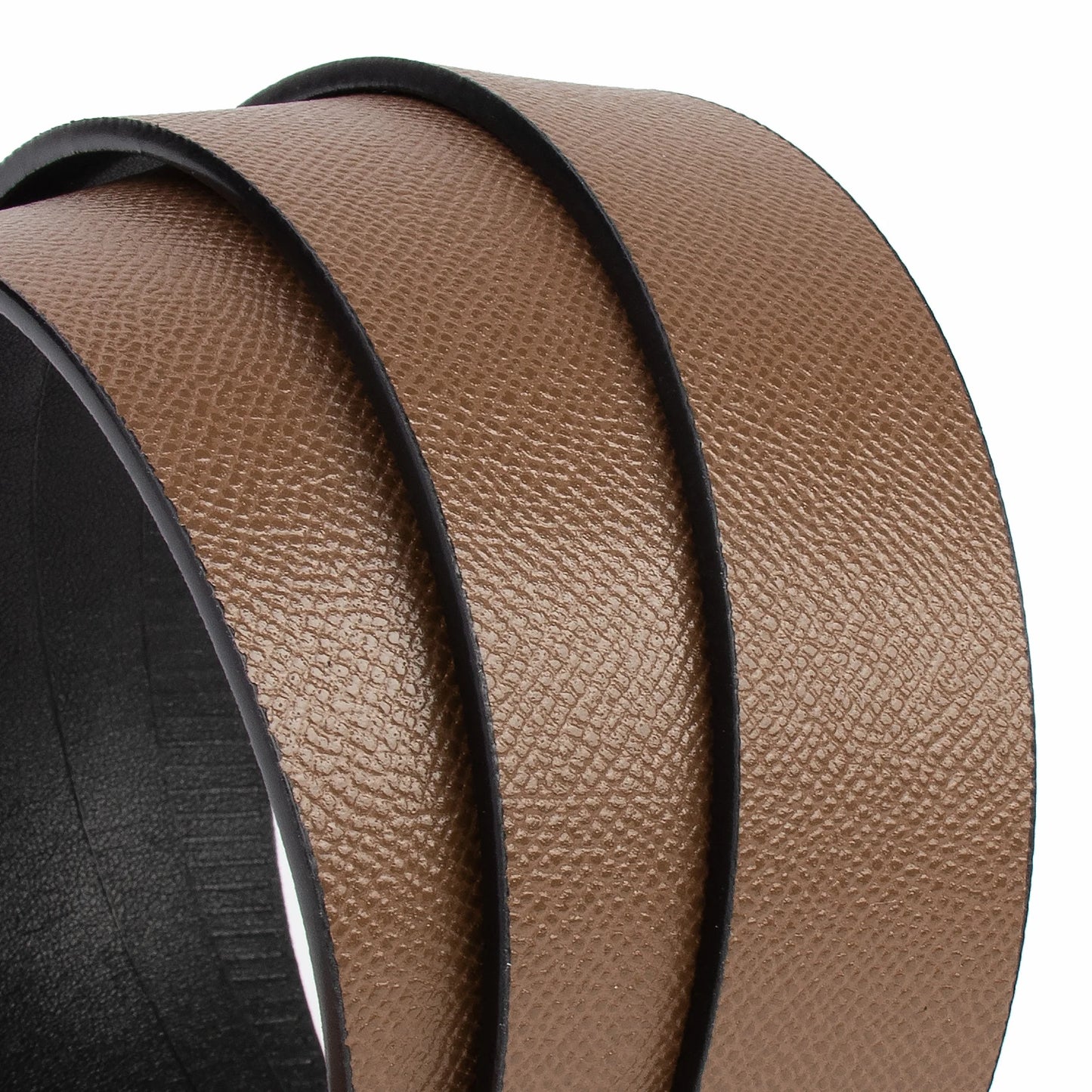 Famous men's fashionable belts, letter belts that are durable and in dark colors, are suitable to be a nice gift.